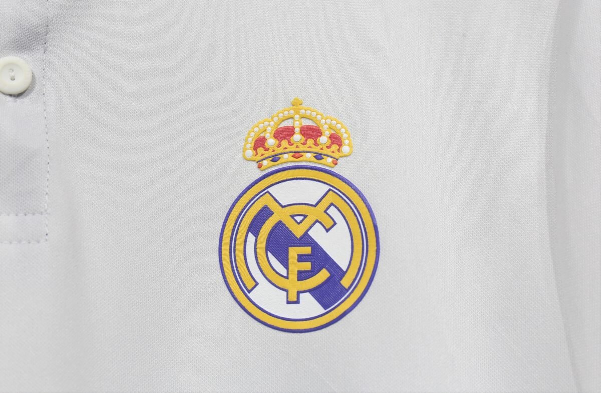 Real Madrid Home Shirt Retro Jersey 16-17 - Image 10
